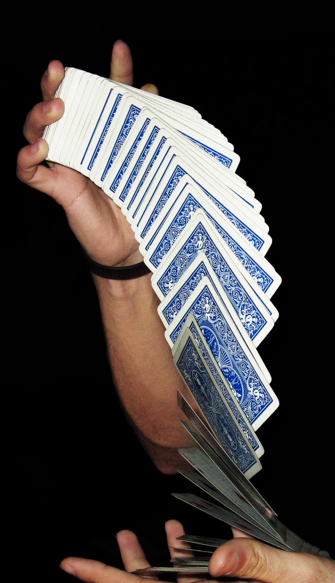 GM2 ✨ to my western friends 😃
#hobbytime 
I have been doing #cardistry for more than ten years ♣️♥️♦️♠️