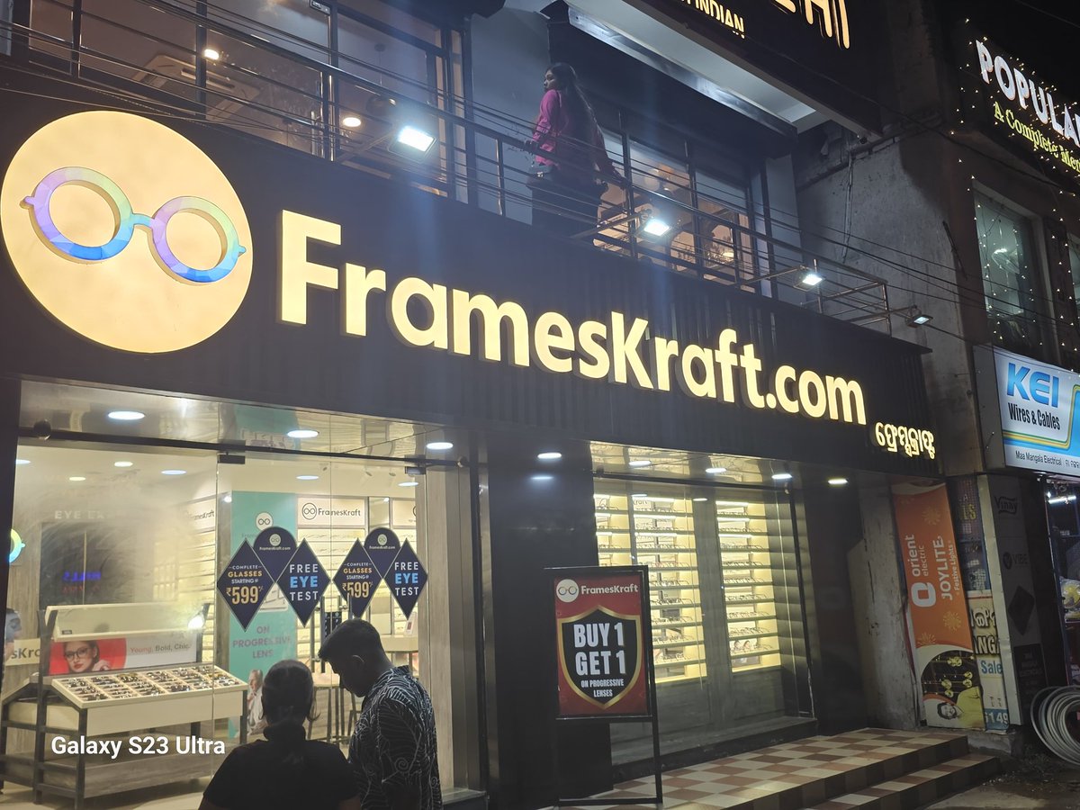 SubhasishPrusty's tweet photo. Hey @peyushbansal 
Found a "direct" competitor of @Lenskart_com 
In Bhubaneswar https://t.co/wQRFXxI48E