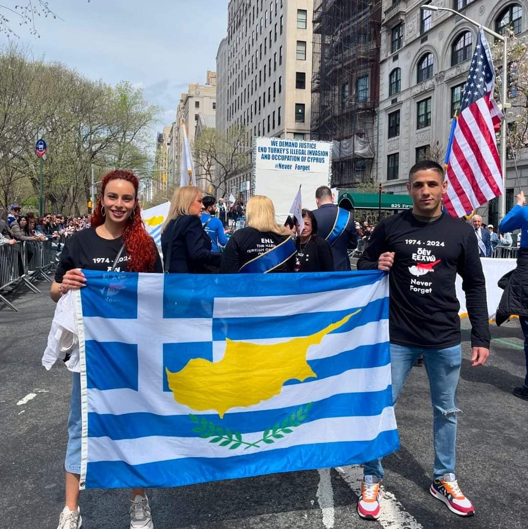 Manhattan'da ' Kıbrıs'a Özgürlük ' sloganıyla yürüyen rumlar Yunanistan'dan vazgeçmiyor. 
Kıbrıs Bayrağına arka fon olarak yunan bayrağı kullanıyorlar.

Hiç bir zaman vazgeçmediler ve vazgeçmeyecekler!