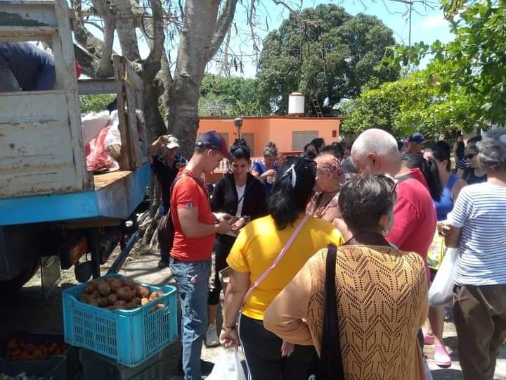La UEB  Mercados subordinada a la Empresa Agropecuaria Banao presente en el Consejo Popular Paredes con la venta de productos agropecuarios para los habitantes de la comunidad. #SanctiSpírirusEnMarcha #YayaboEn510 #GenteQueSuma <a href="/AlexisLorente74/">Alexis Lorente Jiménez</a> <a href="/DeivyPrezMartn1/">Deivy Pérez Martín</a> <a href="/isbelreina1979/">Isbel Reina Cuba</a>