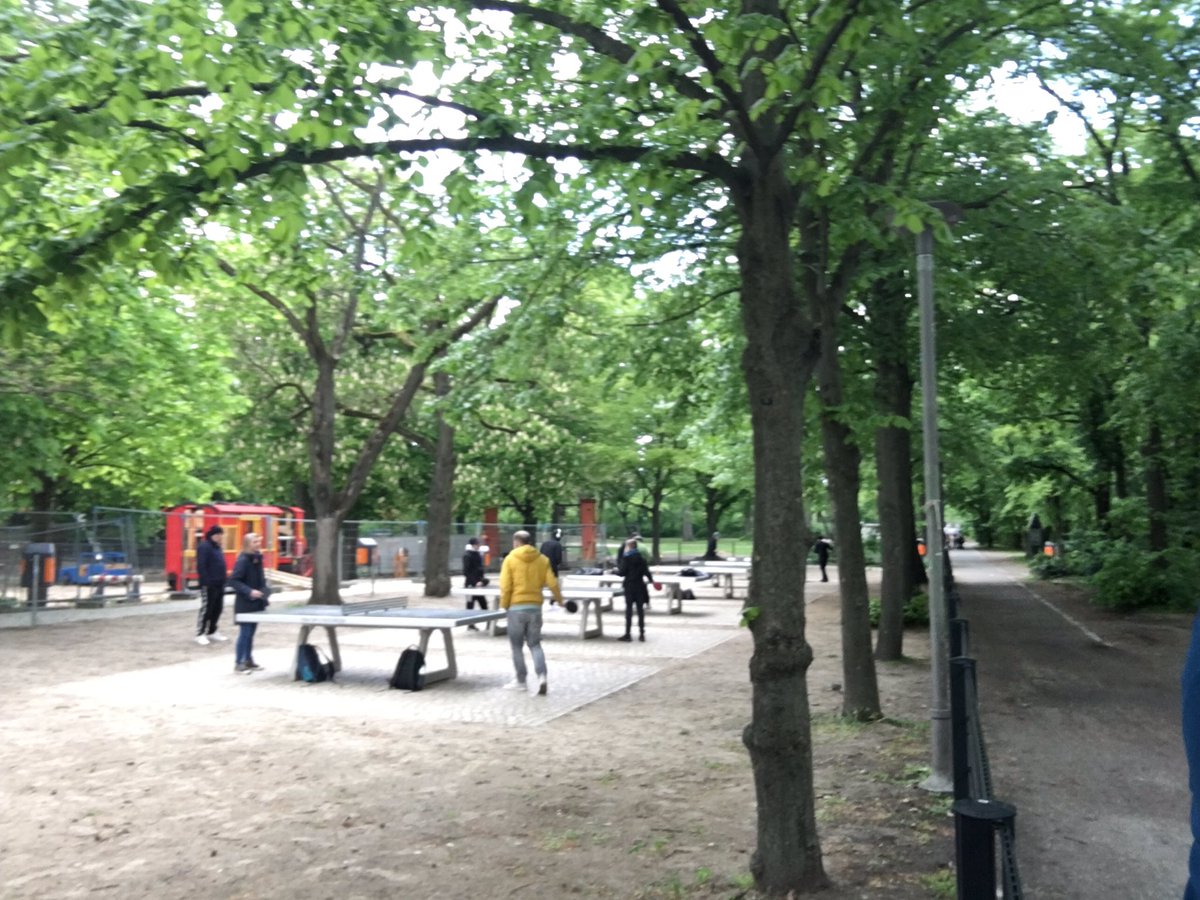 Die Tischtennisplatten im Volkspark sind wieder offen, auch wenn der Spielplatz noch nicht fertig ist.