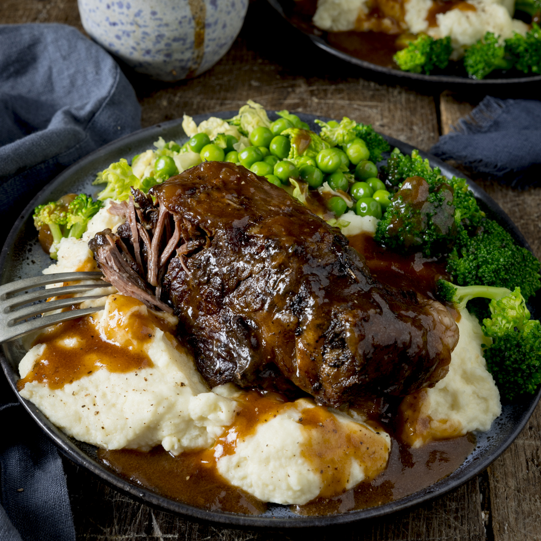 Fall-apart beef served with a rich and meaty red wine gravy.  This is serious comfort food. The whole family devours my Crockpot Short Ribs! 

Plus they make THE BEST leftovers too. I'm thinking burritos 😋

⁠kitchensanctuary.com/crockpot-beef-…
#kitchensanctuary #foodie #shortribs