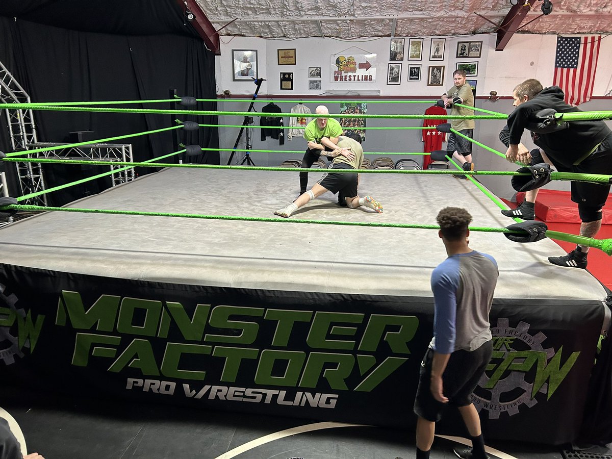 PUT IN THE WORK! 
Another great Sunday morning open ring is underway here at the @4MonsterFactory 
You should be here. 
#MrFanSpastic #FightForYourDreams #RenaissanceMan #GetShitDone #HeartAndSoul