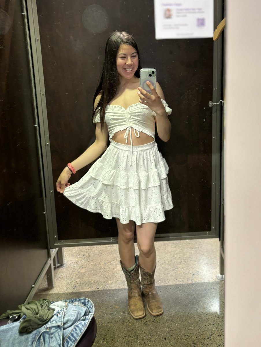 LeelaMinx's tweet photo. Think they’d let two people into the fitting room? https://t.co/BaUklfbFjF