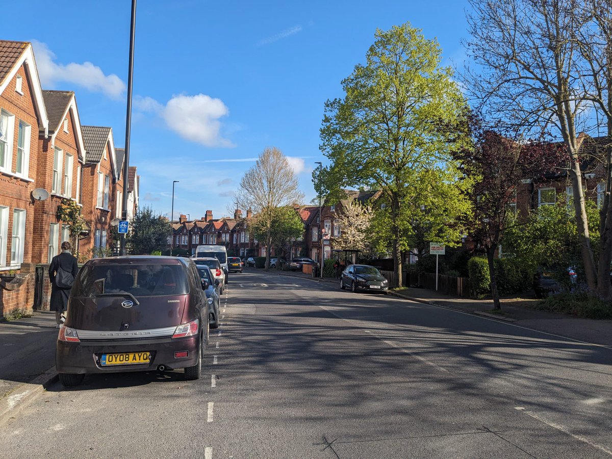 Last week as many schools started back, local roads were noticeably busier but still clearing- buses were moving. Next week as #dulwich independent schools return.. these roads will grind to standstill during #schoolrun hours. 👋 So long clear roads … We need a better way.