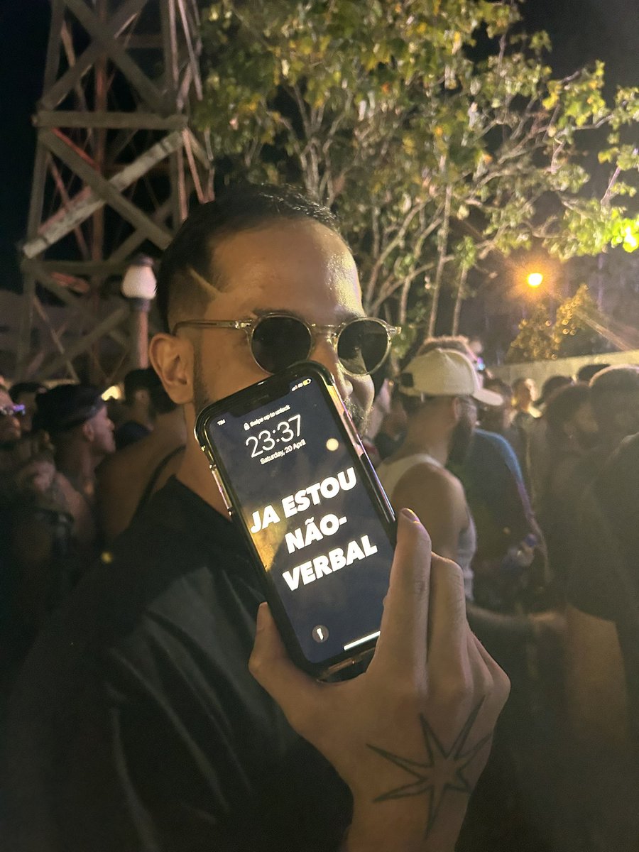 falameuanjo's tweet photo. ontem era 9 da noite e meu amigo @rualw já estava assim sem conseguir falar: https://t.co/aSvH7L6Imt