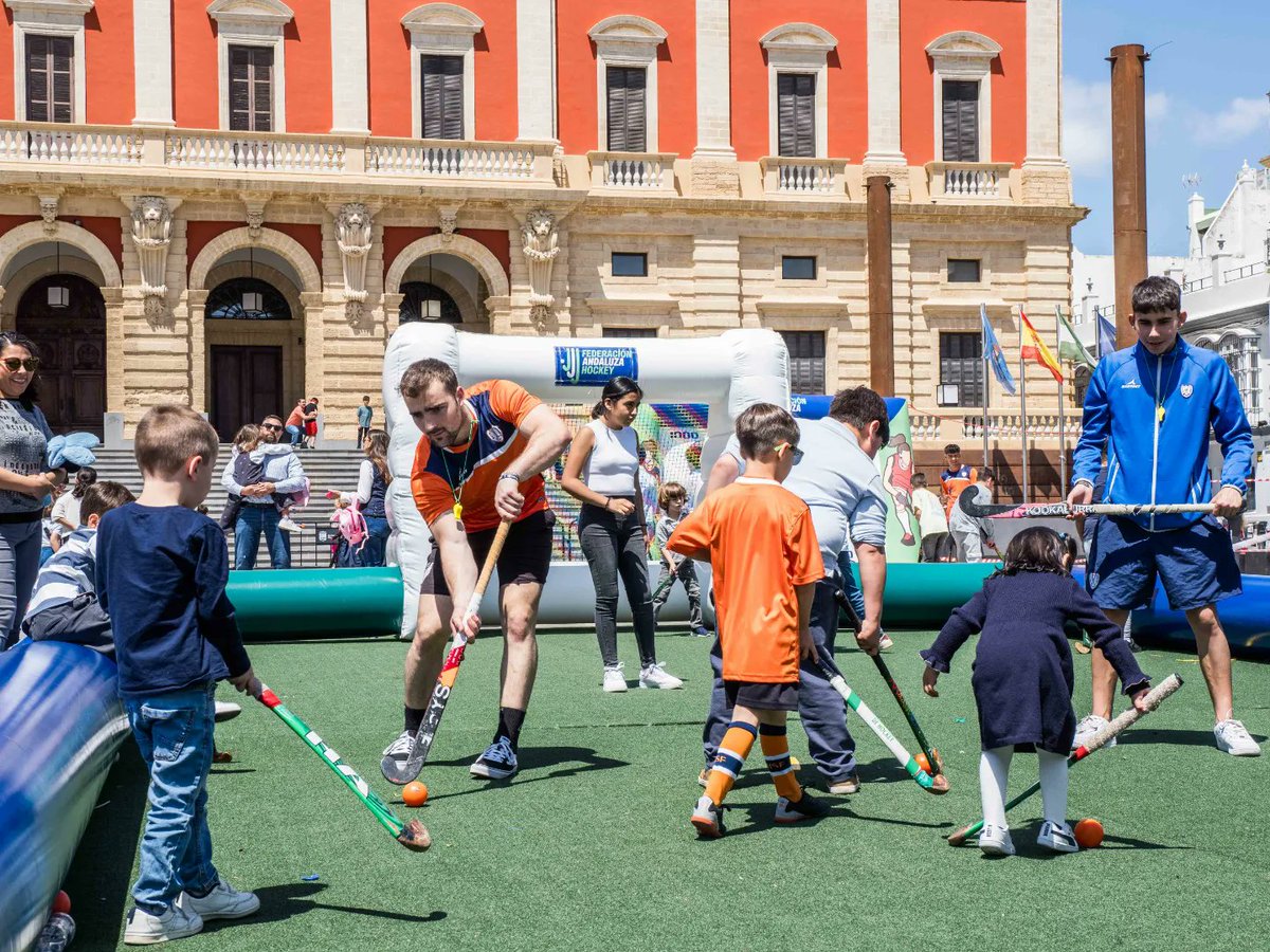 ✅️ #SFDO_Deporte ⏩️ El hockey invade también la Plaza del Rey 🏑 📸 Club de Hockey San Fernando 🧡