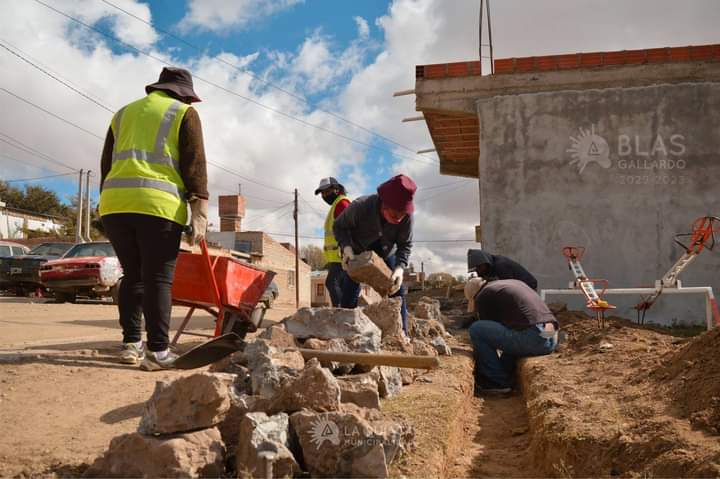 En abril de 2021 dimos por iniciado el plan municipal EREP (Estrategias de Recuperación de Espacios Públicos) que nos permitió con decisión, orden y compromiso la reparación y puesta en valor de más de 10 plazas y parques en la ciudad.

#LaQuiaca #ObrasParaSiempre #Trabajo