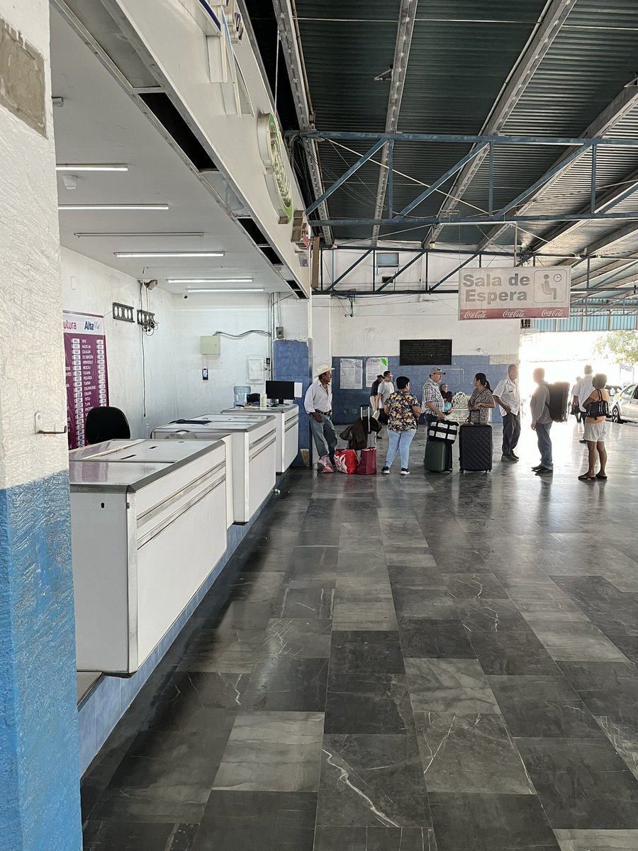 iguanerodeaca's tweet photo. @FuturaSelect no es posible que no haya nadie que atienda en taquilla de la terminal ejido de #Acapulco @ANewsMX @hbdaoficial https://t.co/MTLKWrLHrk