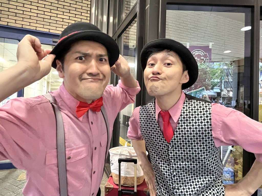 warauago's tweet photo. 本番、なんとか無事に終わりました～❗️🤹✨️

いや、お天気がもって本当によかったし
風も強くてどうなるかと思いましたが、なんとかなったかな😁💦

ジャグリング体験なんかはもはや大盛況すぎて、恐ろしい程でした🤹👦👧✨️

終わった後の２人の顔…。
清々しいとはまさにこの事ですね➰️😜💨(笑) https://t.co/FBw2AzgPcF