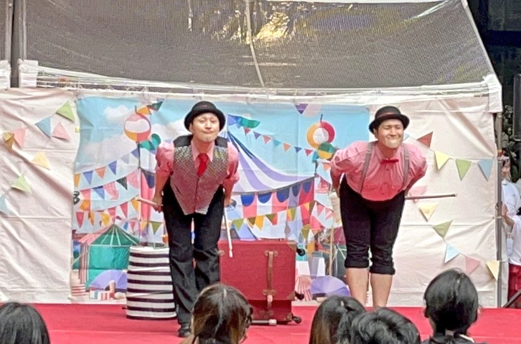 warauago's tweet photo. 本番、なんとか無事に終わりました～❗️🤹✨️

いや、お天気がもって本当によかったし
風も強くてどうなるかと思いましたが、なんとかなったかな😁💦

ジャグリング体験なんかはもはや大盛況すぎて、恐ろしい程でした🤹👦👧✨️

終わった後の２人の顔…。
清々しいとはまさにこの事ですね➰️😜💨(笑) https://t.co/FBw2AzgPcF