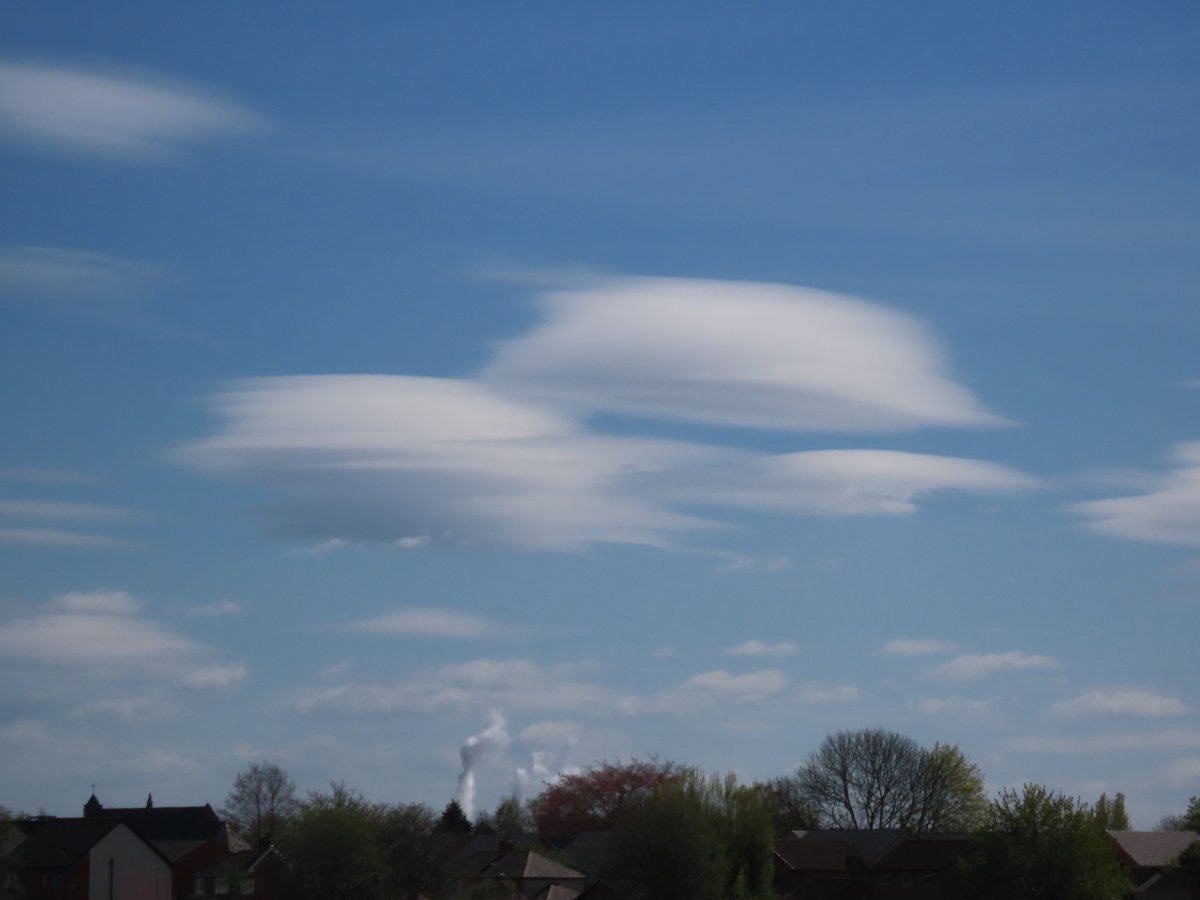 Lenticular clouds in the skies around Irlam, UK this Sunday afternoon #weather #loveukweather #ukweather @metoffice @BBCWthrWatchers @MENnewsdesk @AnthonyStorms7 @ChadWeather