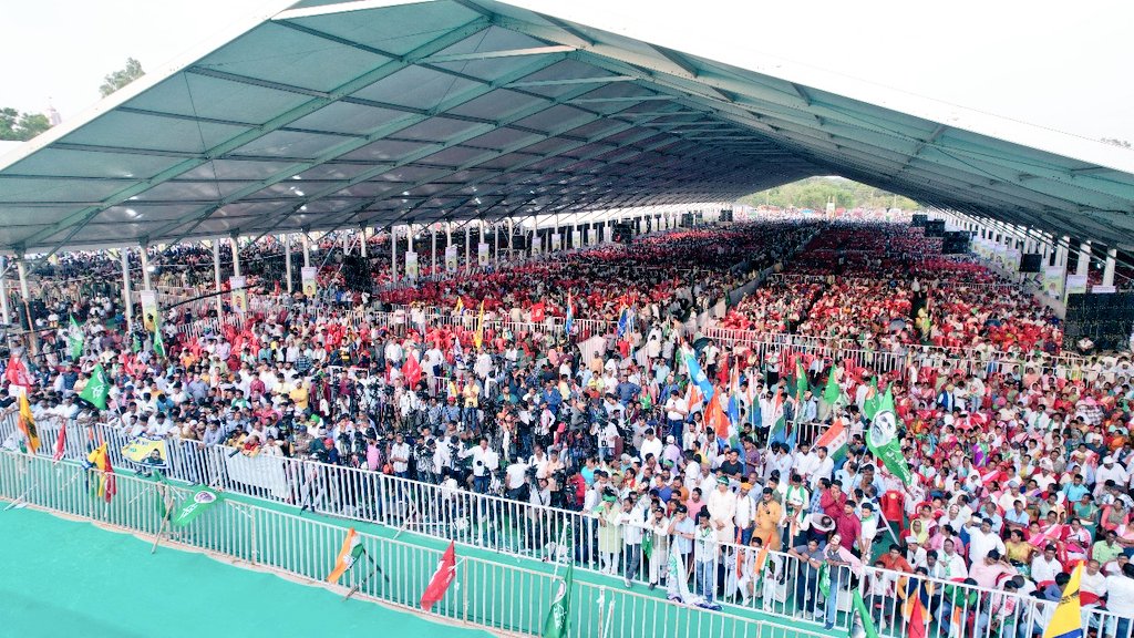 साथियों झारखण्ड में कुछ संवेदनशील मुद्दे हैं जैसे : 👉🏽 सरना आदिवासी धर्म कोड राज्य में लागू किया जाना 👉🏽 खतियान आधारित स्थानीय और नियोजन नीति बनाना 👉🏽 पिछड़ों को 27% आरक्षण के लिए मार्ग प्रशस्त करना 👉🏽 स्थानीय भाषा और संस्कृति को पहचान दिलाने का कार्य आदि साथियों, यह सभी…