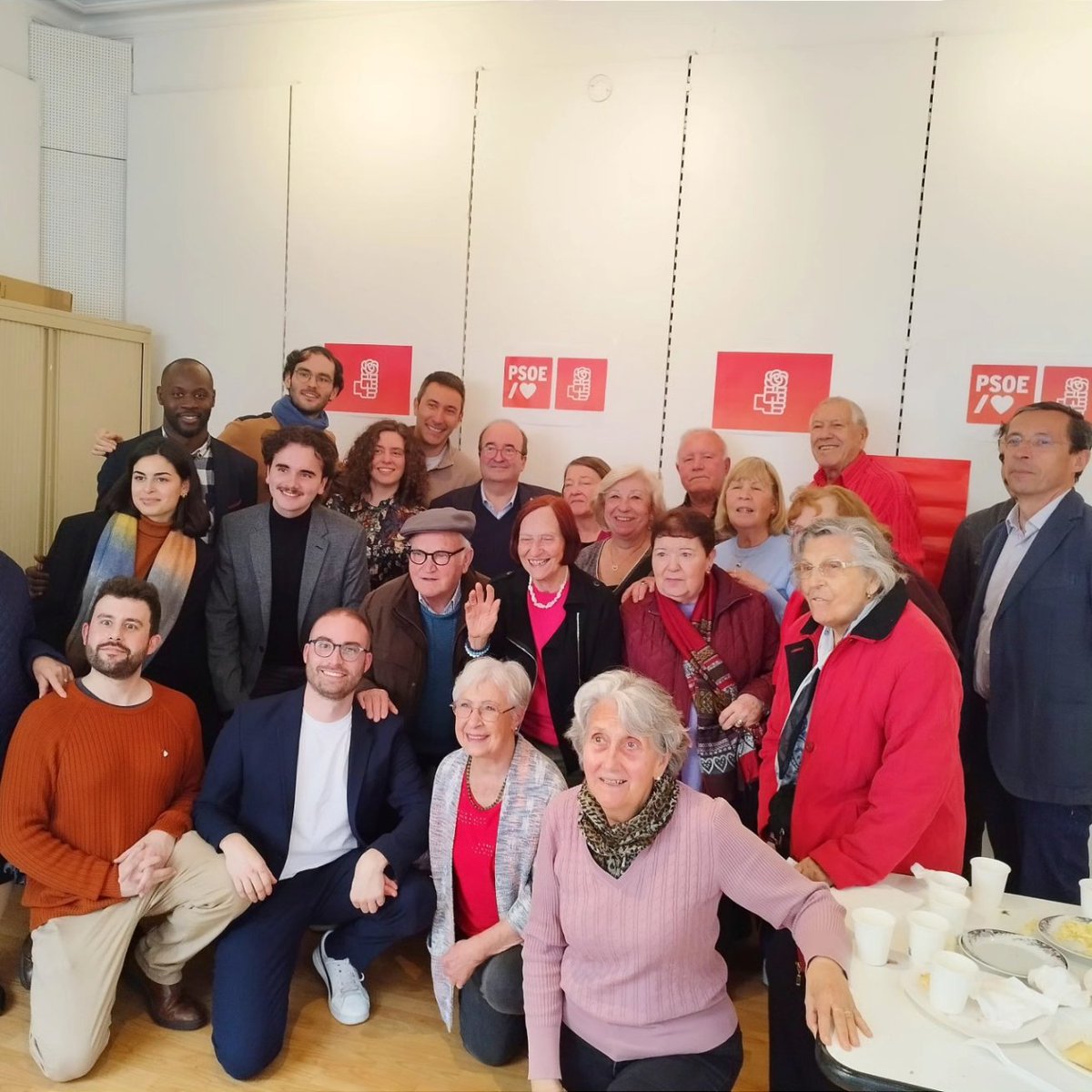 Muy felices por compartir una tarde maravillosa con @miqueliceta y @PedroIR_ en la Casa del Pueblo de #París. 

Todo el apoyo a @salvadorilla y a @socialistes_cat. #UniryServir