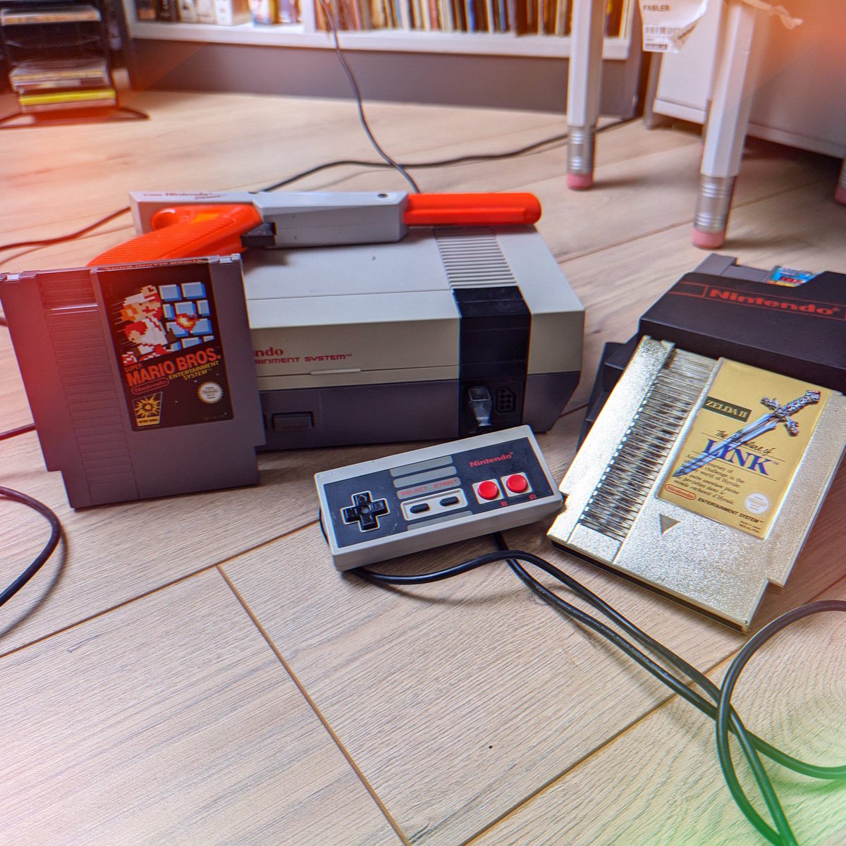 Aprem #retrogaming. C'est dingue de voir ces jeux des années 80 fonctionner ! De toute façon, le plus compliqué, ce n'est pas de faire fonctionner la #nes, c'est de trouver une TV avec une prise péritel 😅