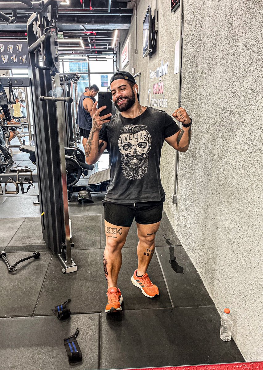 TiagoCaldas's tweet photo. Treino novo de bíceps + costas ✅
Cardio de 35minutos ✅
Punho 100% ✅
E agora é #PartiuTrabalhar :) https://t.co/FsAnJpH6wd