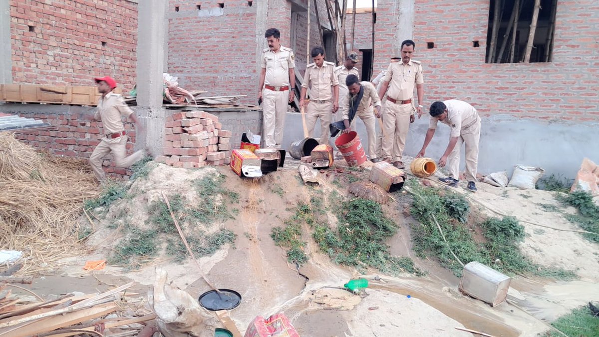 दिनांक-21.04.2024 को मधुबनी पुलिस द्वारा शराब कारोबारियों के विरूद्ध कार्रवाई करते हुए 400 लीटर अर्द्धनिर्मित देशी चुुलाई शराब का घोल, टीन एवं अन्य सामग्री बाबुबरही थाना क्षेत्र में विनष्ट किया गया।
#HainTaiyaarHum
#BiharPolice
#Bihar 
@bihar_police 
@BiharHomeDept