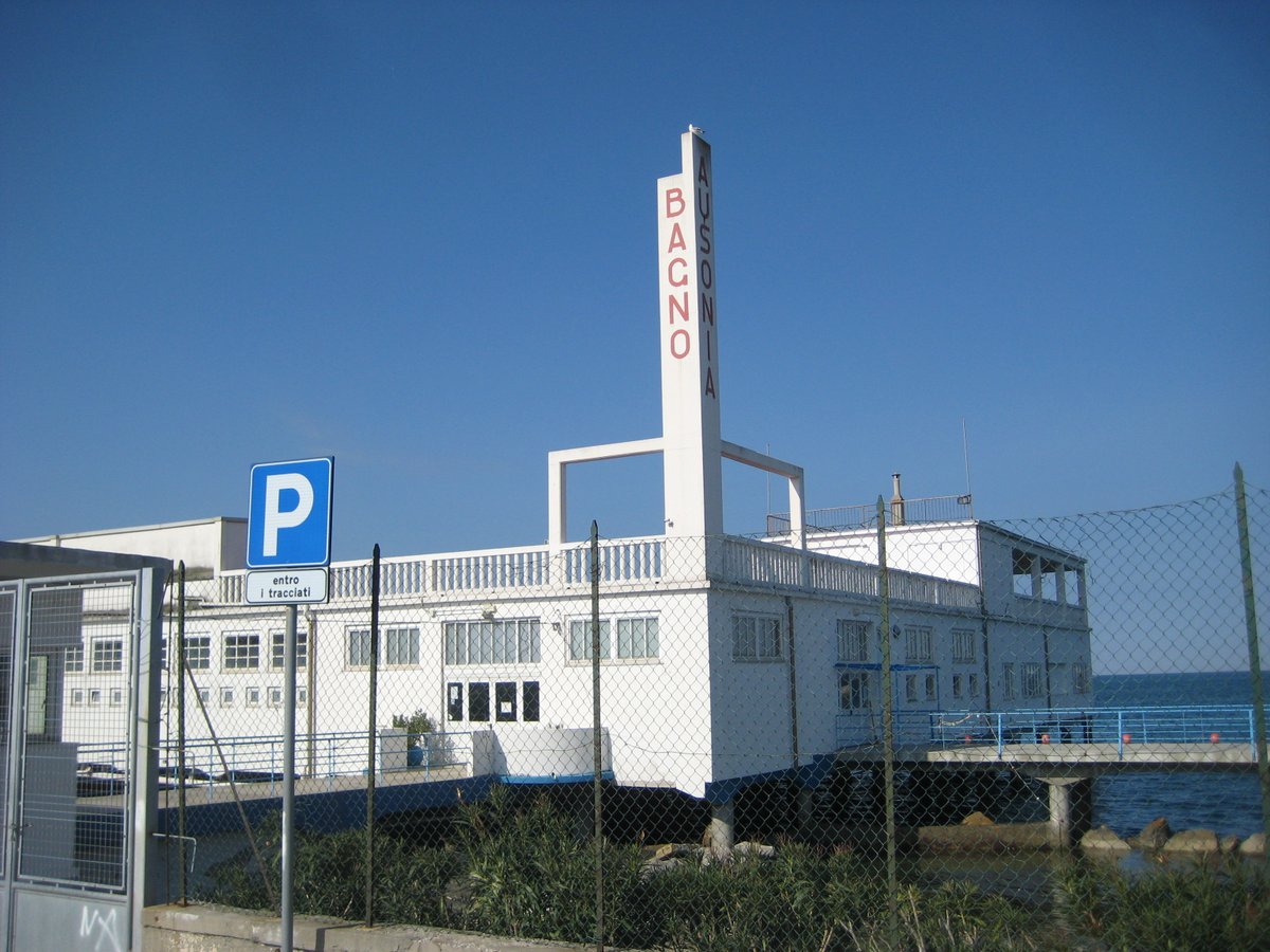 Bagno Ausonia, Trieste (1934): «Stabilimento all'avanguardia, struttura di base di calcestruzzo, sostenuta sa una serie di sostegni 'pilotis', che gli converivano l'aspetto di un villaggio su palafitte.» (Zeno Saracino)