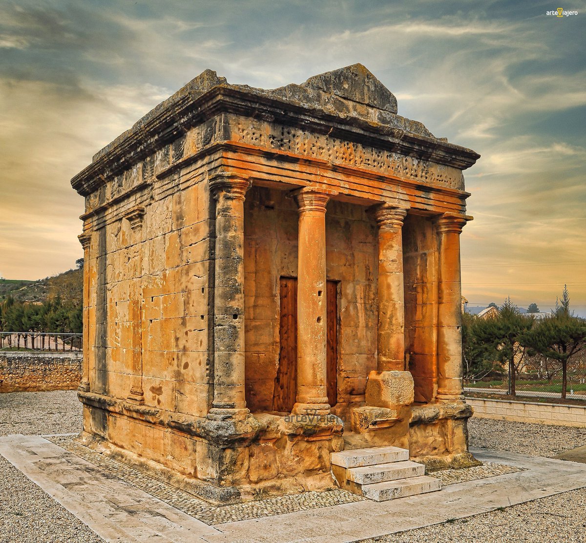 Mausoleo de Lucio Emilio Lupo en Fabara (Zaragoza, Aragon). Considerado como uno de los mausoleos romanos mejor conservados en el Mundo. La obra data de los S. II y III d. C, presenta la forma de un templo tetrástilo con columnas toscanas #FelizDomingo #photograghy #travel