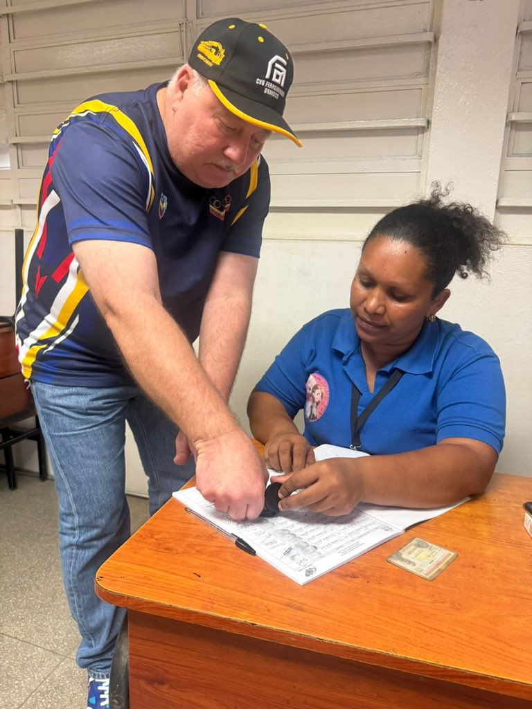 Presidente de CVG Ferrominera Orinoco, Aldo Cantafio, ejerce su derecho al voto por los proyectos que beneficiarán a nuestras comunidades, en la Consulta Popular Nacional 2024 ¡Participa y decide!
#PoderPopularEnVanguardia
#nadanosdetiene