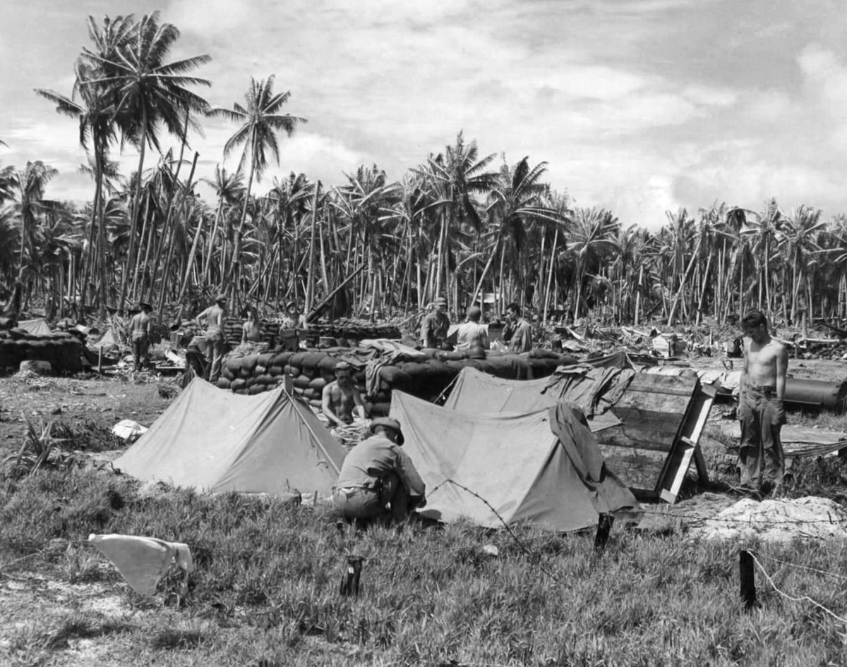 Coastal artillery guns are set up for protection against enemy raids on Makin Island, in the Gilbert Island Group., 28 November 1943. US Archives pic.

#usnavy #usmc #usarmy #usaf #usveterans #wwii #pacificwar #museum #EspirituSanto #vanuatu #southpacificwwiimuseum