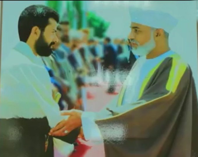 صورة نادرة 
للشهيد القائد #السيد حسين بدالدين الحوثي  مع السلطان قابوس بن سعيد