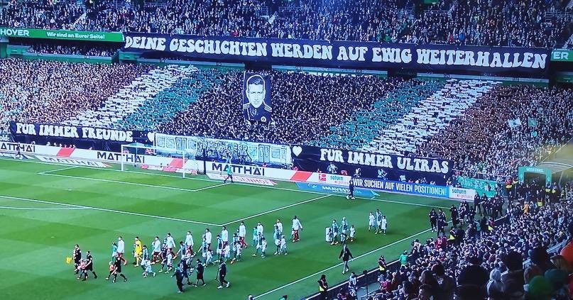 #SVWVfB 🟢⚪️ Ostkurve #Bremen mit einer Choreo für das verstorbene USP-Mitglied „Kiste“ 🕊️ #werderbremen #fcsp