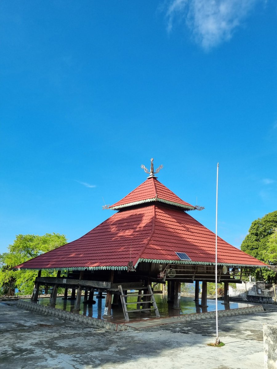 a_kholdun's tweet photo. Masjid Lerabaing, Southwestern Alor. Locals believe it was built after the command from Sultan Kimales Gogo, a 16th century scholar from North Maluku who spread Islam to the region. The wooden structure is ornately decorated with carvings representing the four clans of Kui tribe. https://t.co/B2zewuvwir