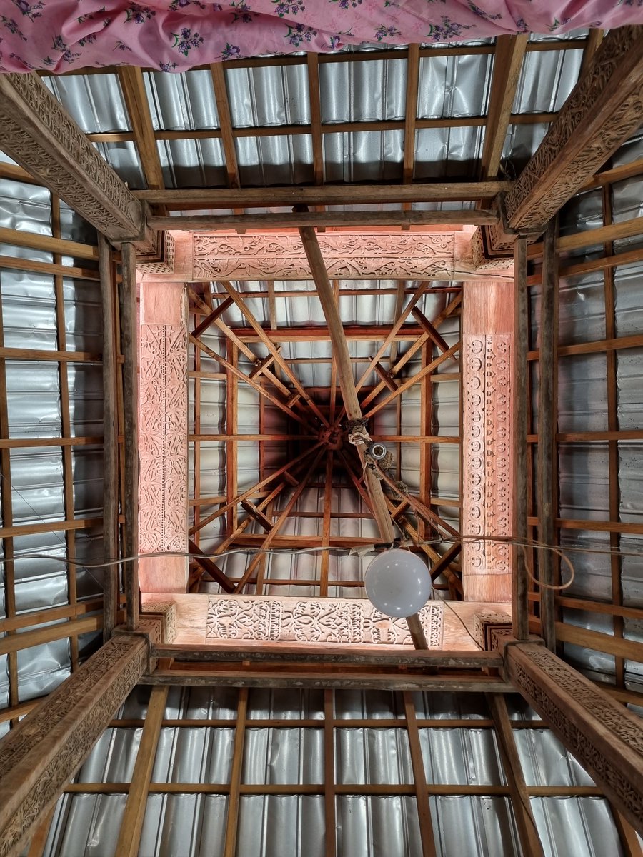 a_kholdun's tweet photo. Masjid Lerabaing, Southwestern Alor. Locals believe it was built after the command from Sultan Kimales Gogo, a 16th century scholar from North Maluku who spread Islam to the region. The wooden structure is ornately decorated with carvings representing the four clans of Kui tribe. https://t.co/B2zewuvwir