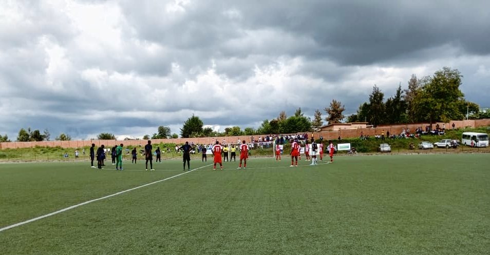 #UmurengeKagameCup: Muri aka kanya Ikipe y'Umupira w'amaguru y'Umurenge wa Kimonyi yo muri @RwandaNorth n'iy'Umurenge wa Jabana yo muri @CityofKigali ziri gukina umukino wa 1/2 uri kubera kuri Sitade ya Shyorongi/ Rulindo. Guverineri @gahundemaurice ni we watangije uyu mukino