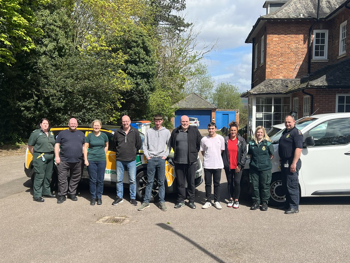 Huge welcome and congratulations to 8 new CFRs from Derbyshire, Nottinghamshire, Leicestershire and Northamptonshire joining @EMASNHSTrust today after a gruelling weekend of training 🚑 💚 🎉