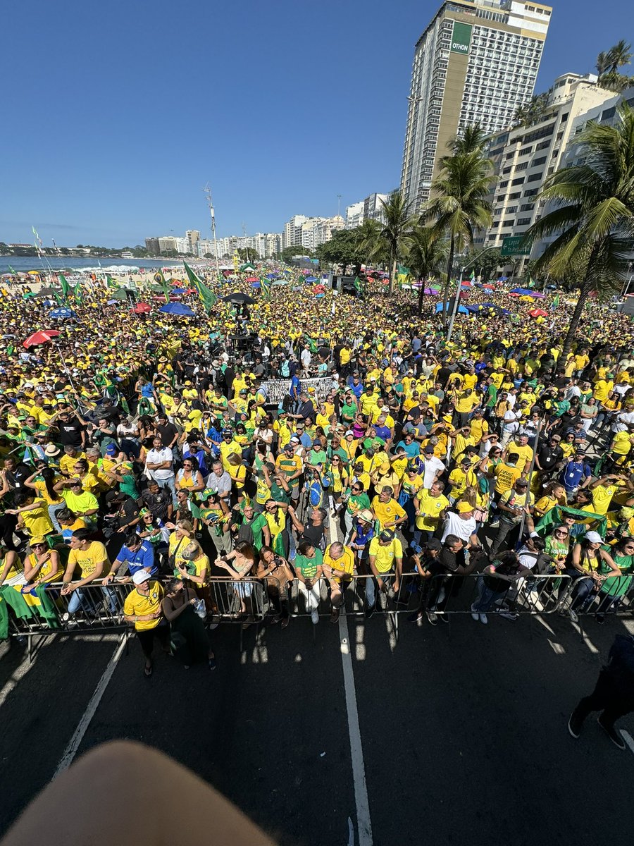 Agora Silas Malafaia e daqui a pouco <a href="/jairbolsonaro/">Jair M. Bolsonaro</a> discursam em Copacabana para milhares de pessoas!

Assista, compartilhe:
youtube.com/live/lAymJ5Fuk…