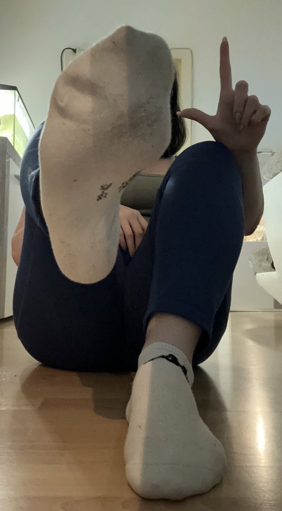 Du bettelst förmlich danach, von einer jungen &amp; hübschen Frau wie mir manipuliert, missbraucht und erpresst zu werden. 
Ignorier die Konsequenzen, die auf dich zukommen werden.
Isolier dich von der Außenwelt, verwichs dein ganzes Geld was du dir mit deinem erbärmlichen