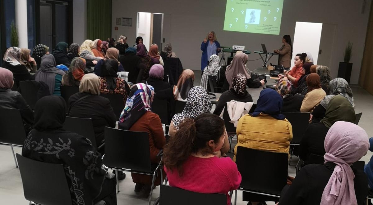 Mosaik e.V. lädt ein: Veranstaltungsreihe für türkeistämmige Seniorinnen in Hamm - Die Veranstaltungen finden einmal monatlich am Freitagnachmittag im Stadtteilzentrum West in Hamm statt.
mosaik-ev.org/2024/04/mosaik…