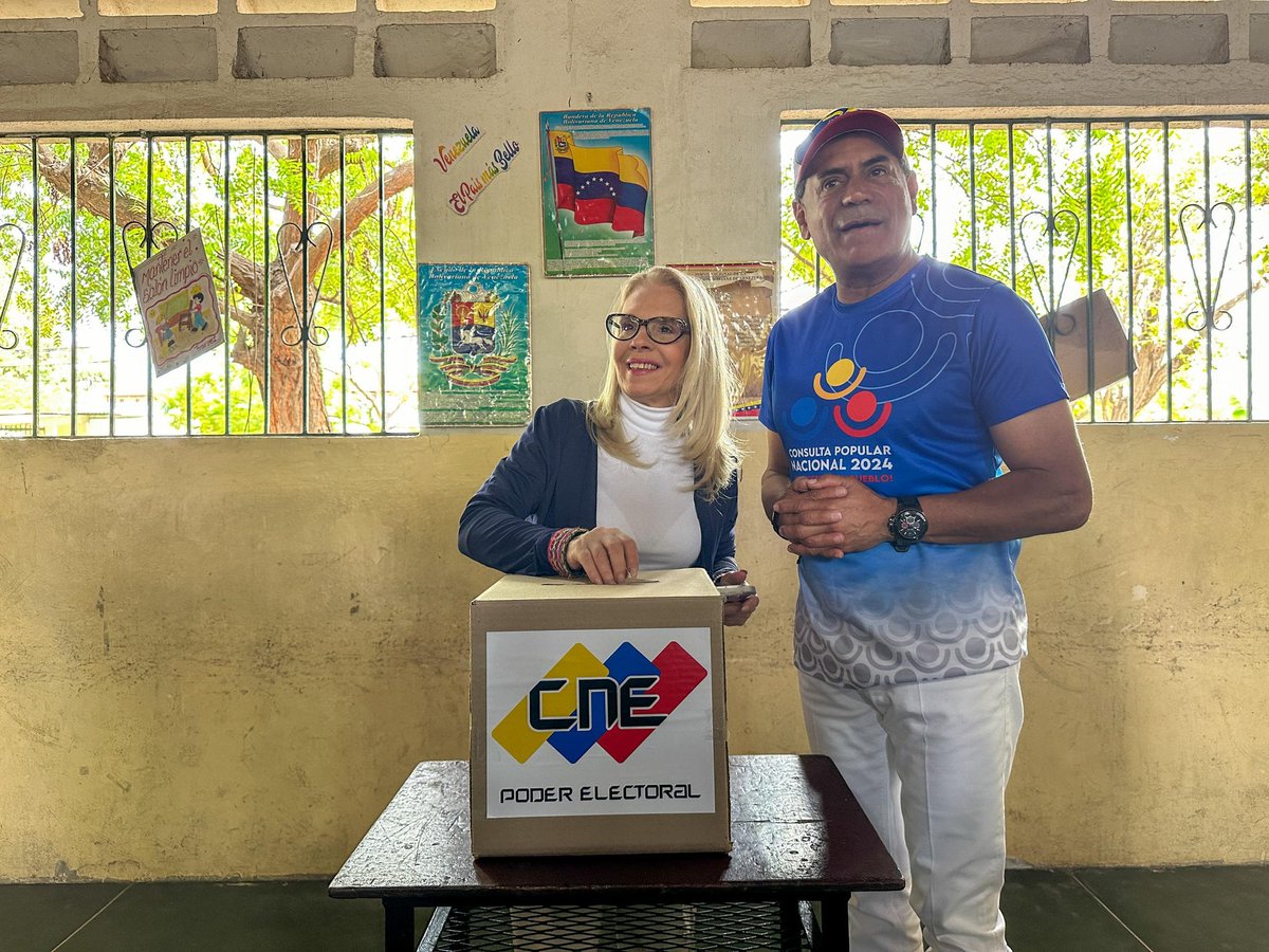 sucregobierno_b's tweet photo. #Ahora | El gobernador del estado Sucre, @GPintoVzla junto a la primera combatiente de la entidad oriental, @depintoaracelis, acuden al centro de votación UE "Madre Alberta Giménez" en Cumaná, para participar en la Consulta Popular Nacional 2024

#PoderPopularEnVanguardia https://t.co/YvldGdpAck