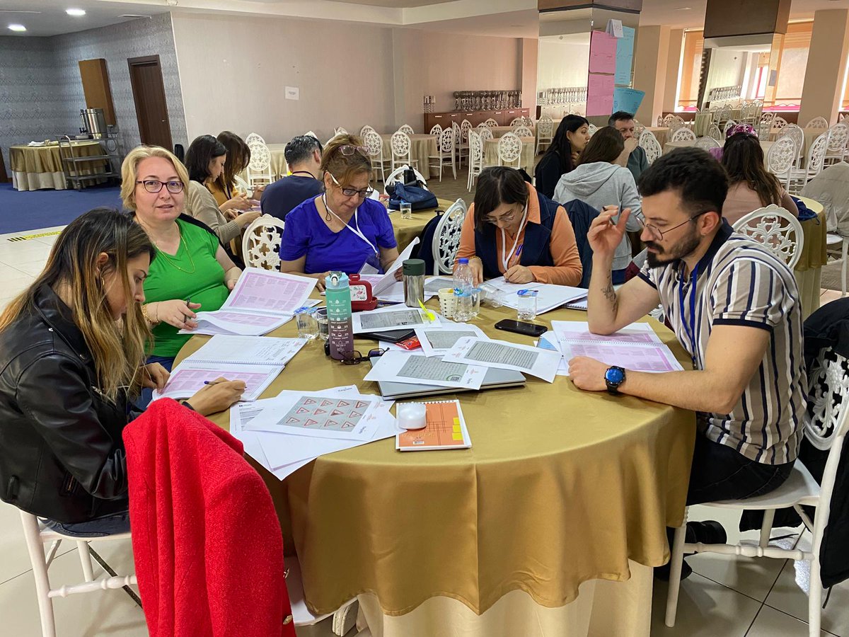 EskisehirMem's tweet photo. Talim ve Terbiye Kurulu Başkanlığınca yürütülen Yabancı Dil Eğitiminin Geliştirilmesi (YADEG) Projesi kapsamında 25 İngilizce öğretmenimize Diller için Avrupa Ortak Başvuru Metni (D-AOBM) Tamamlayıcı Cilt Mahallî Hizmetiçi eğitimi düzenlendi. 

Öğretmenlerimize verilen eğitim ile İngilizce öğretiminde Diller için Avrupa Ortak Çerçeve Metni’nin (CEFR) İngilizce’de dört temel becerinin öğretimi ve ölçülmesi konusunda yeterliliklerini artırması hedeflendi. 

📍Eskişehir Öğretmenevi

@tcmeb @Yusuf__Tekin @meb_ttkb @sinan_umem