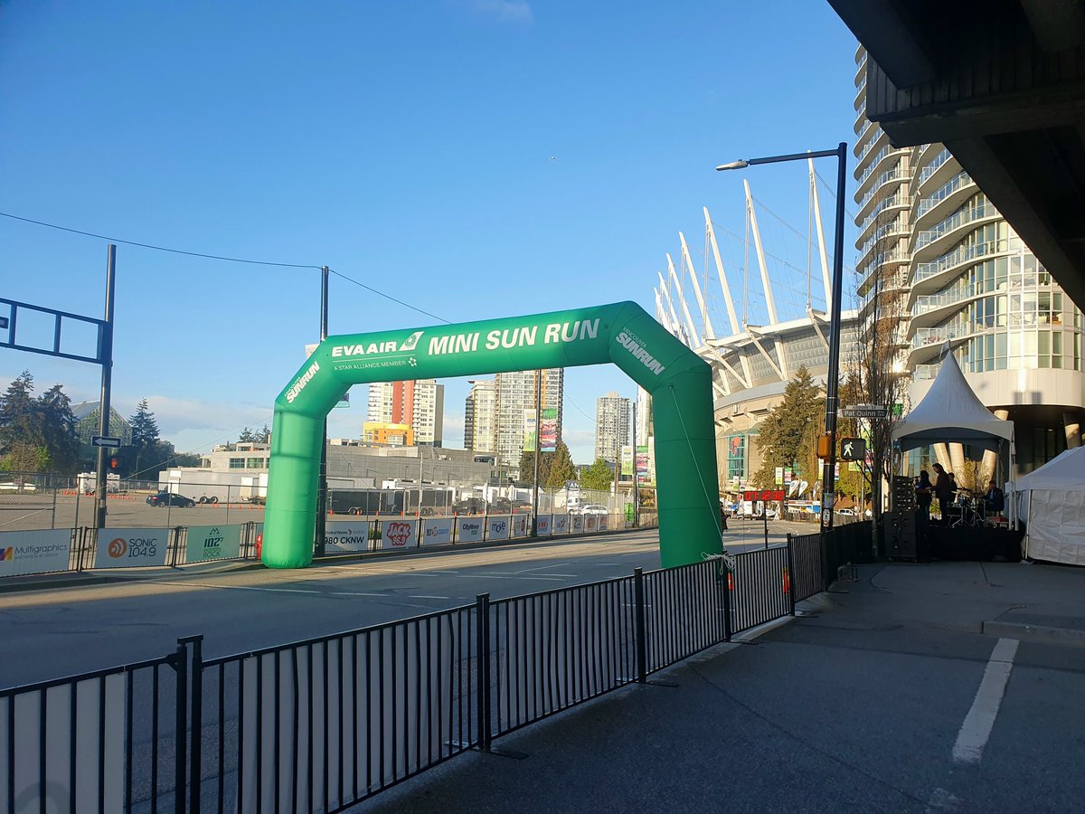 It's a good morning for #VanSunRun! Roads are dry, sky is mostly blue... music has started on Pacific Avenue. Good luck!