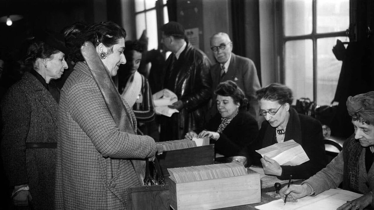 🗳️ Il y a #80ans le 21 avril 1944, après de longs combats, les #Françaises obtenaient enfin le droit de #vote. En #avril1945, elles votaient pour la première fois aux #élections municipales en apportant une nouvelle perspective. Depuis, les Françaises ont transformé le paysage