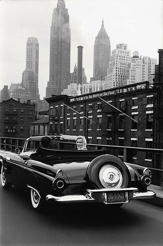 Marilyn Monroe & husband Arthur Miller driving into New York City on Brooklyn Bridge, 1957.
Photography by: Sam Shaw ❤️