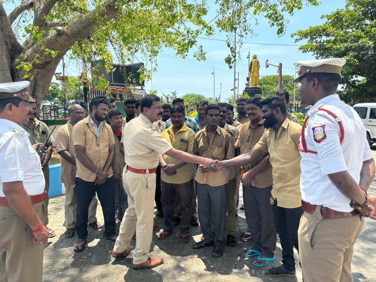 🚦 Greater Chennai Traffic Police is committed to road safety! Today, our team met with autorickshaw drivers to discuss safety measures and raise awareness. Let’s work together to make Chennai’s roads smarter and safer! #DoNotDrinkAndDrive #YourSafetyOurPriority @R_Sudhakar_Ips