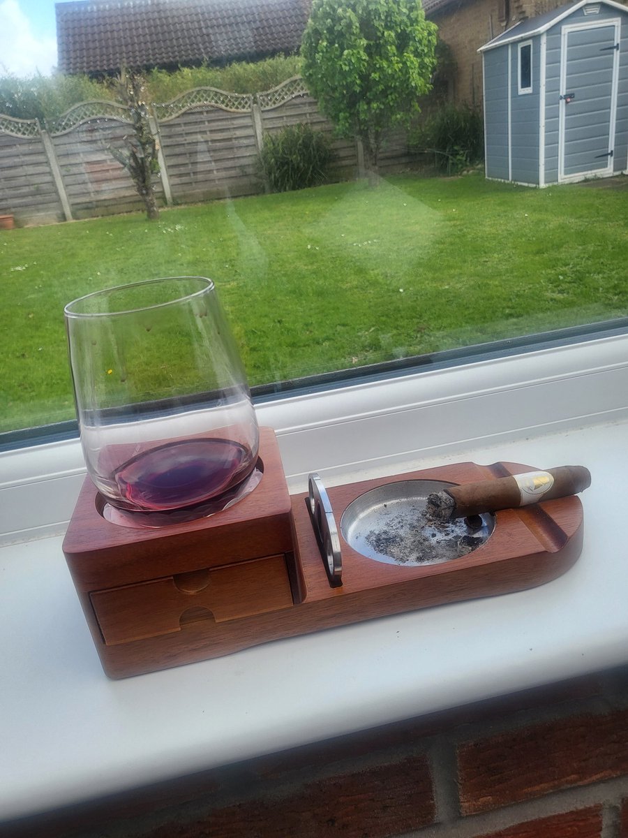 A #Davidoff #WinstonChurchill from @Cgarsltd. A pleasure anyone born after 2009 is potentially never going to have. #NannyState. #MyGrownUpChoice