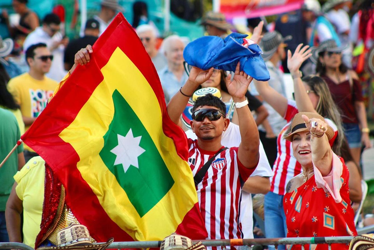 💃🏻Como en el cumbiódromo de la vía 40, vibraron los corazones de los carnavaleros del mundo recorriendo las calles de Coral Gables, Miami🇺🇸. Un derroche de alegría con nuestros Reyes @melissacurevi, @JuventinoOjito y barranquilleros con un sentimiento único de