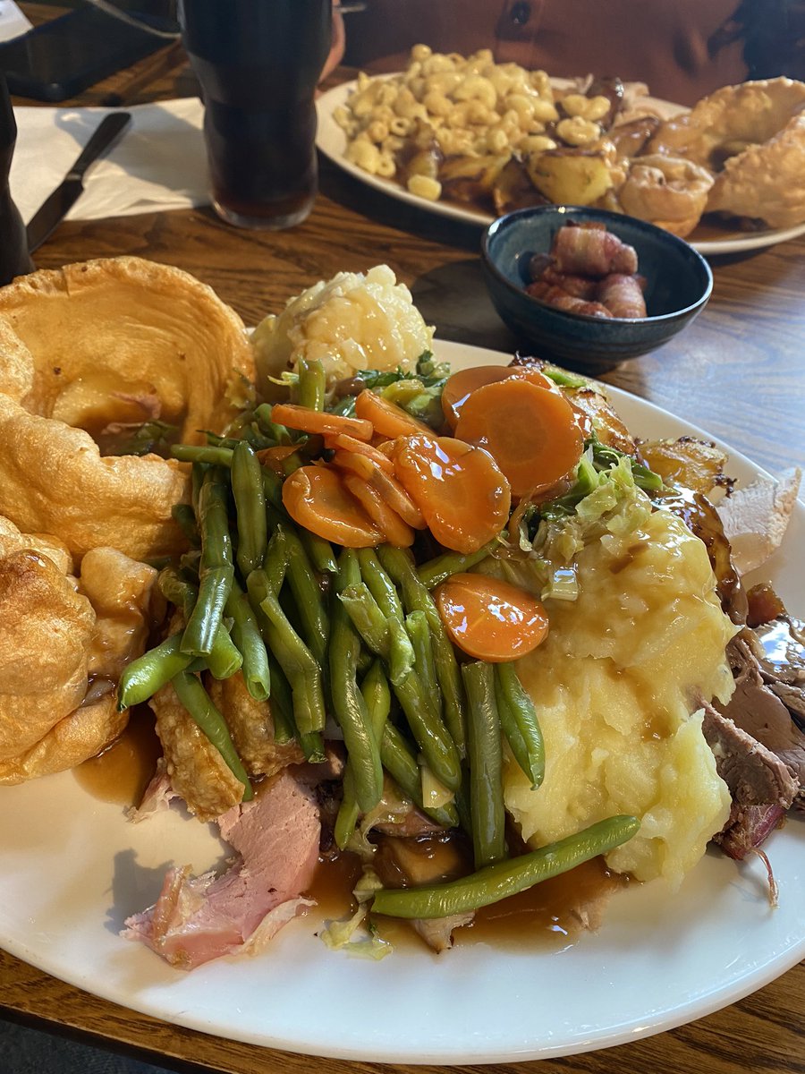 DARREN_POOLE's tweet photo. Been for Sunday lunch, note to self, the large plate is a gargantuan portion, stick to regular next time. https://t.co/URxmvhE1hF