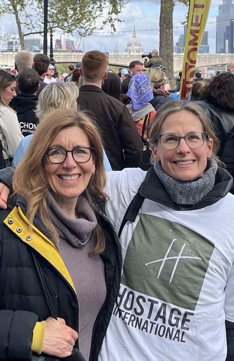 Our CEO Lara Symons & me (⁦@Georginacooper t-shirt over puffa!) at 40km awaiting to cheer on ⁦@FreeAnoosheh⁩ #londonmarathon