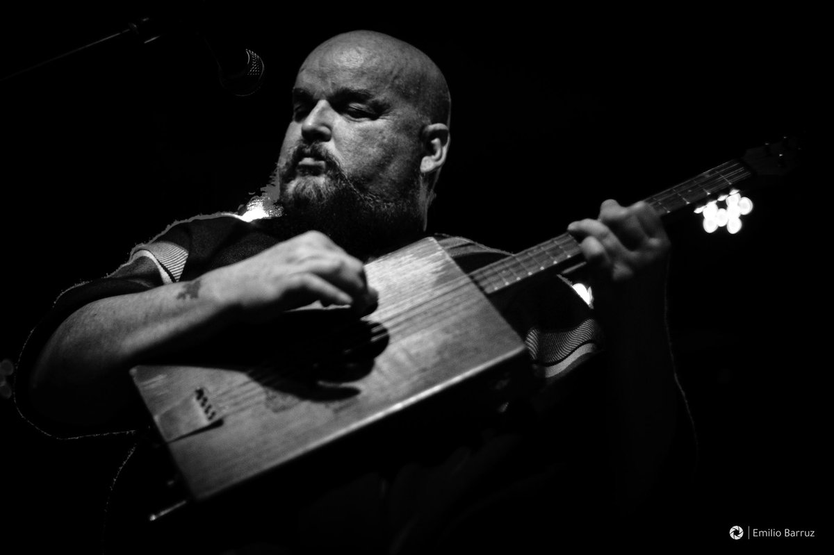 Cigar Box Guitar 
Alain Johannes + Lost Satellite 
@alainjohannes @lostsatelliteofficial 
 Badalona, 2024
©️emiliobarruz
#lostsatellite #alainjohannes #rock #photography #photo #photographer #livephotography #livephoto #concertphotography #concert #liveband #livemusic #barruzlive