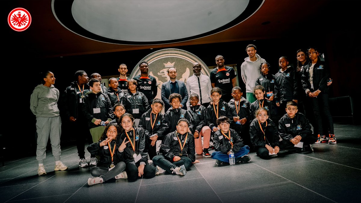 What a great gesture, Junior! 👏 Junior Dina Ebimbe invited 24 girls and boys from his hometown of Sarcalles to the home game against FC Augsburg. 🫶 #SGE | #SGEFCA