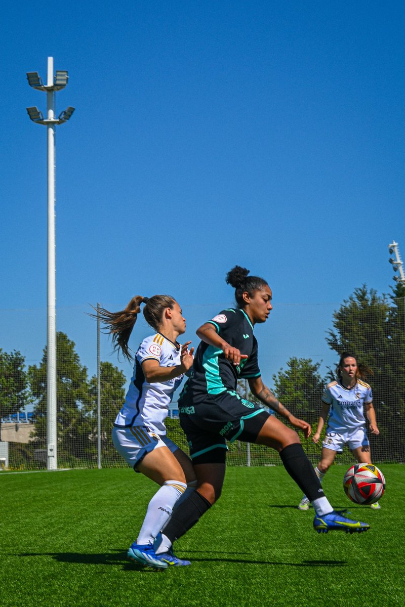 🥵 Pausa para la hidratación. #RealMadrid𝐀𝐓𝐁Fem