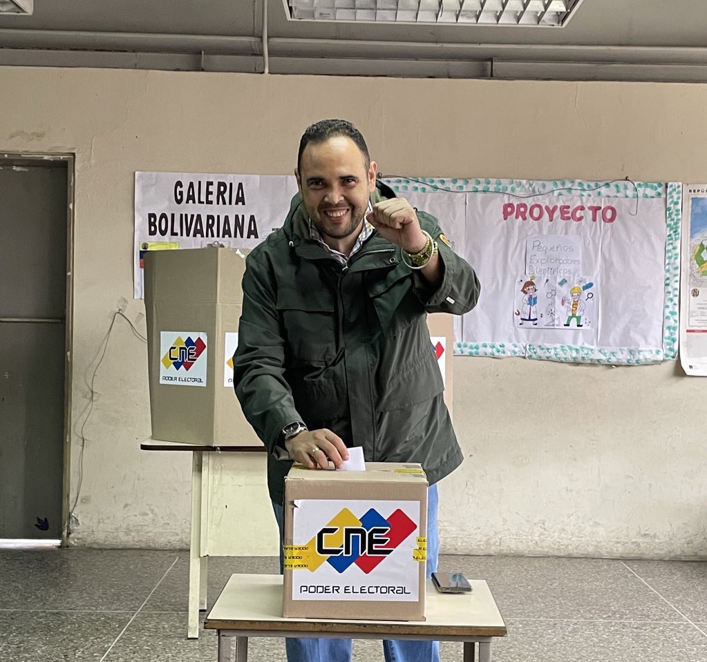 EdisonB25's tweet photo. Ya ejercí mi derecho al voto en la gran Consulta Popular, los invito a esta fiesta electoral para fortalecer la democracia y la elección de sus proyectos comunitarios. El Movimiento Futuro acompaña este proceso histórico donde el principal protagonista es el pueblo y sus comunas. https://t.co/AAKw9v5I4q