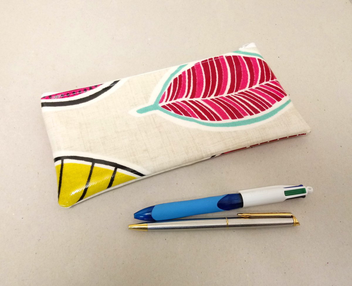 A lovely pencil case in beige oilcloth with bright pink and orange leaves. Perfect for pens and pencils. #handmade #handmadeintheuk #pencilcase #pencilpouch #wipeclean #newonfolksy folksy.com/items/8329462-…