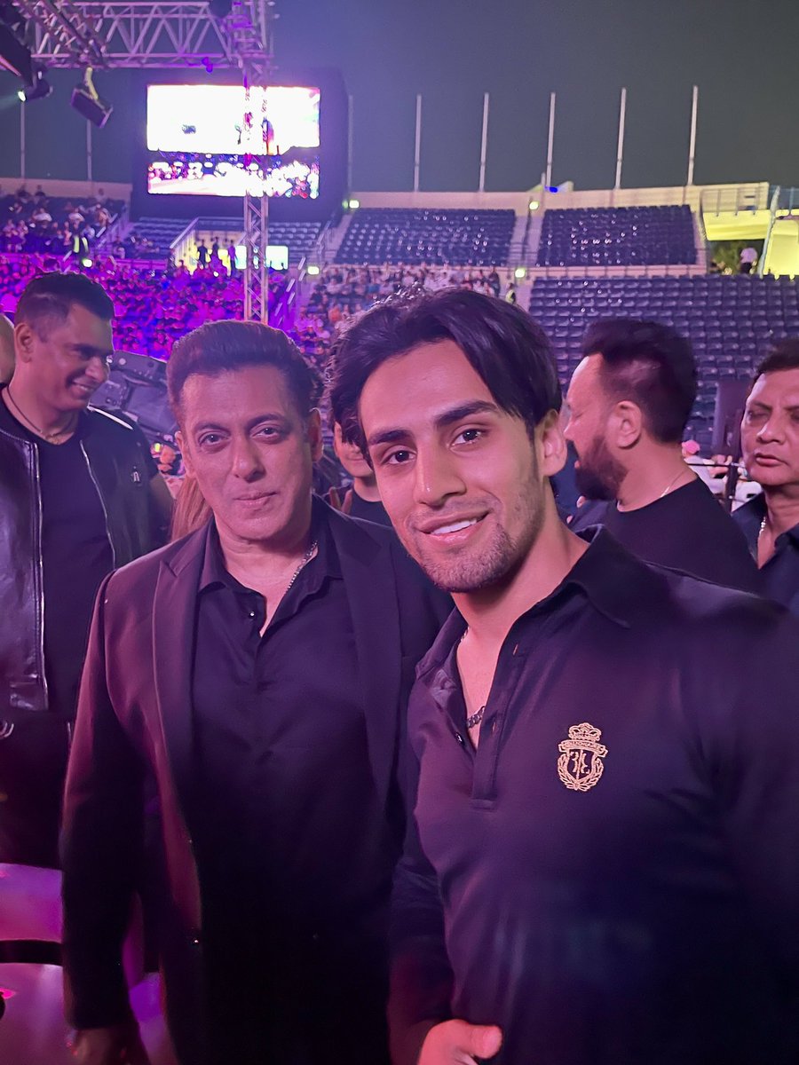 Latest pic: Dashing Megastar #SalmanKhan with Momin Saqib at #KC45